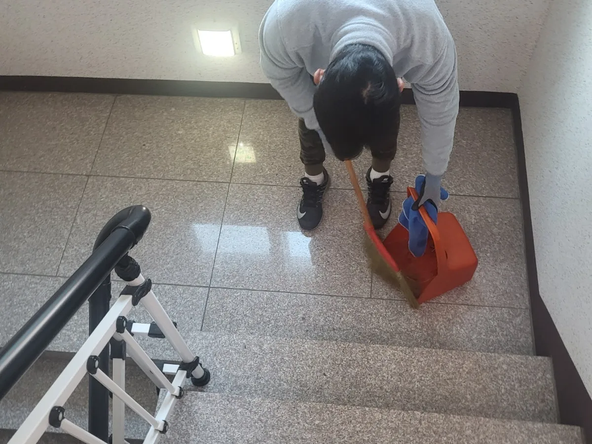 포천시 동교동 건물 공동현관 장비 주변 정밀 위생청소 사례 - 행진크린