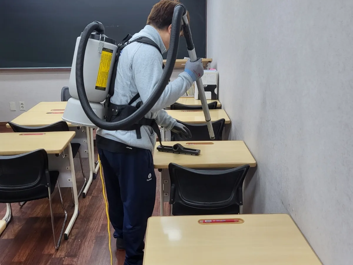 가평군 조종면 학교 현관·중앙홀 바닥 위생청소 사례 - 행진크린